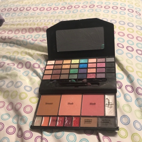 Makeup Bundle - Picture 4 of 7